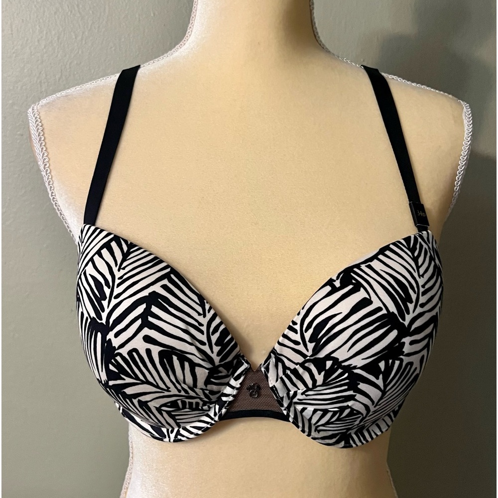 Victoria's secret bra and panty set. Fabulous by Victoria's Secret bra size 34D.